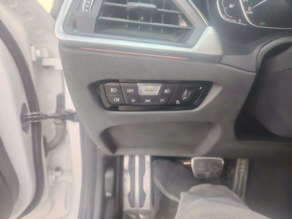 Car image 35