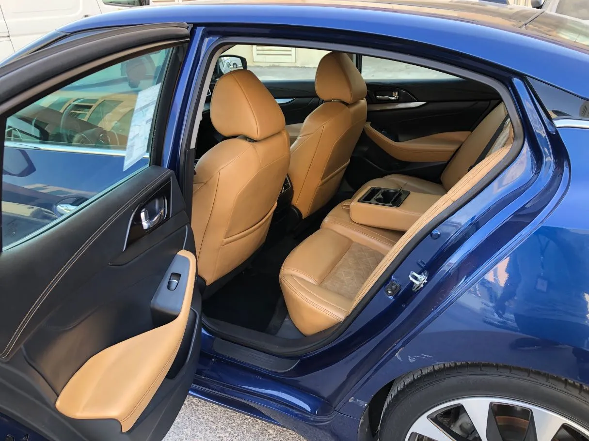 Car image 12