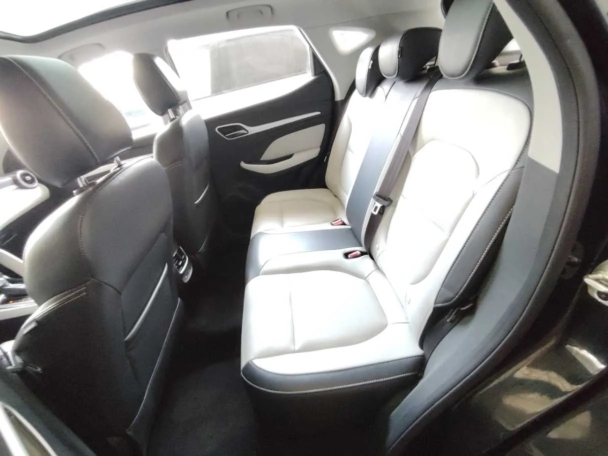 Car image 24