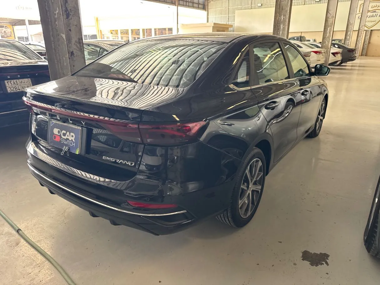 Car image 4