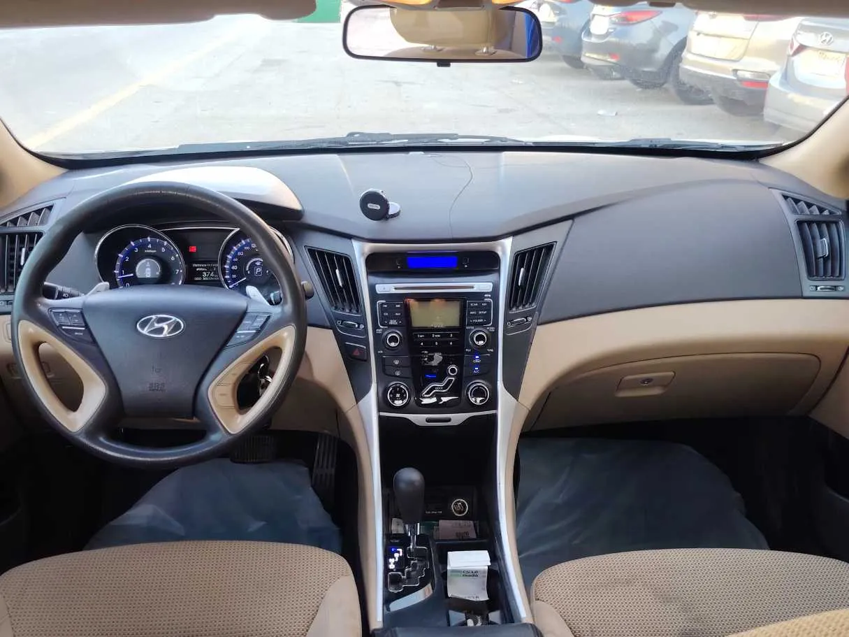 Car image 19