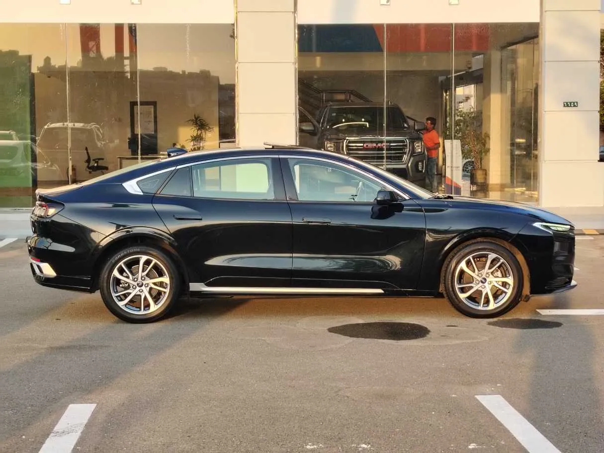 Car image 4