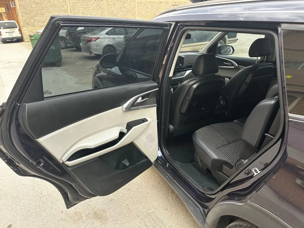Car image 14