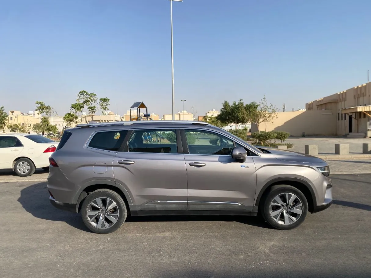 Car image 4