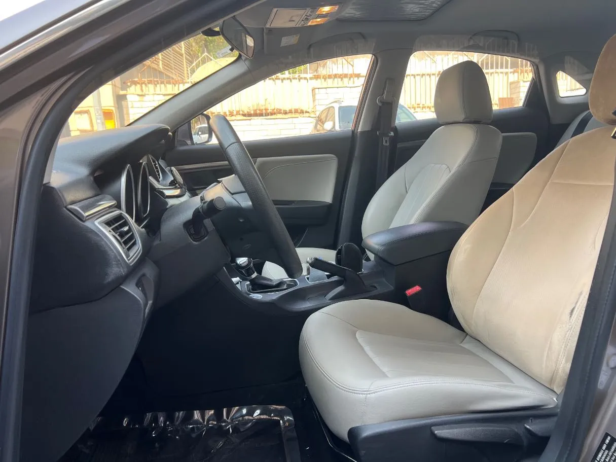 Car image 12