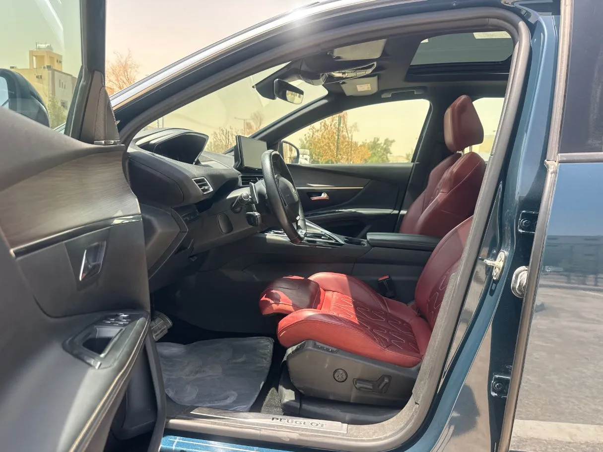 Car image 12