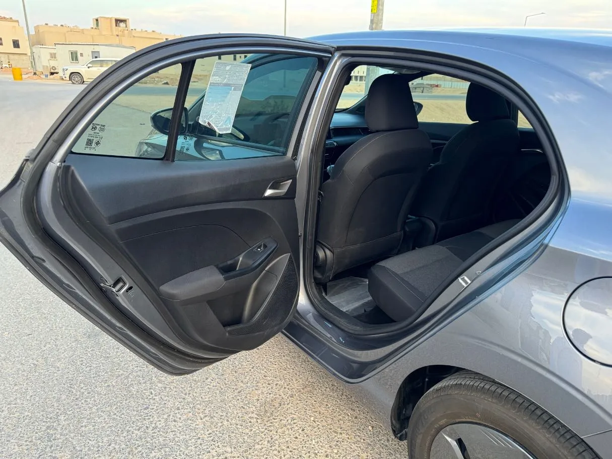 Car image 13