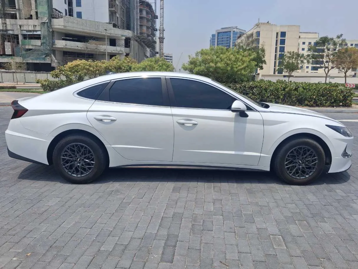 Car image 4