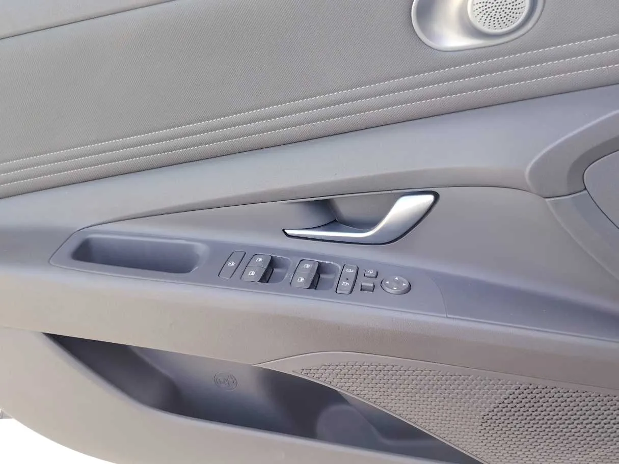 Car image 26