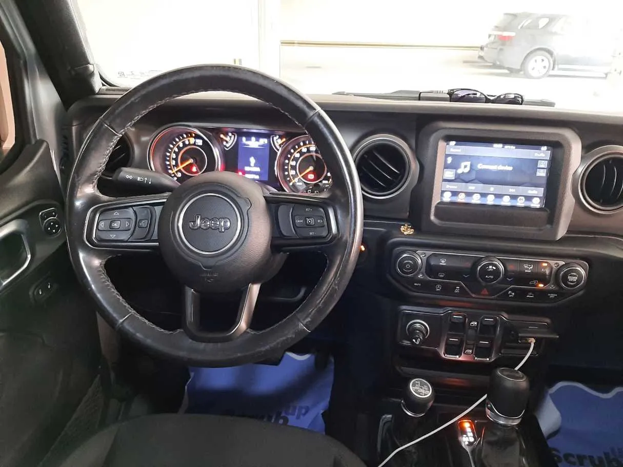 Car image 16