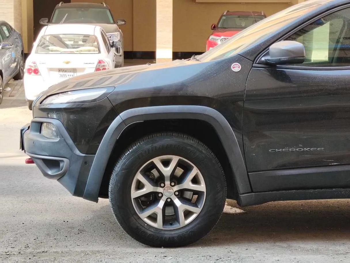 Car image 9