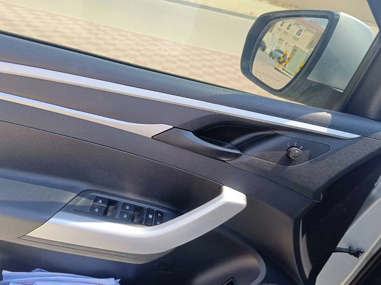 Car image 27