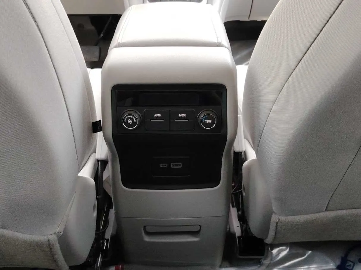 Car image 30