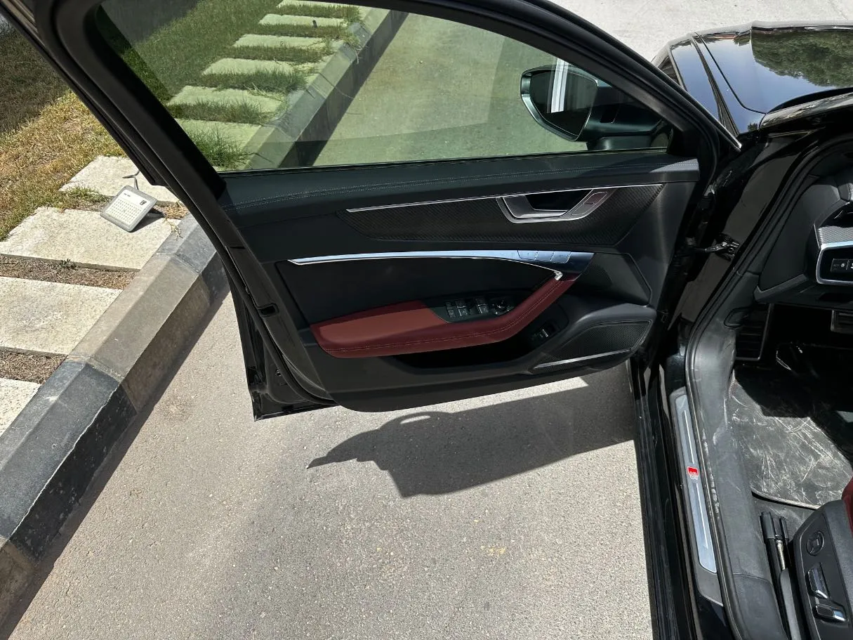 Car image 11