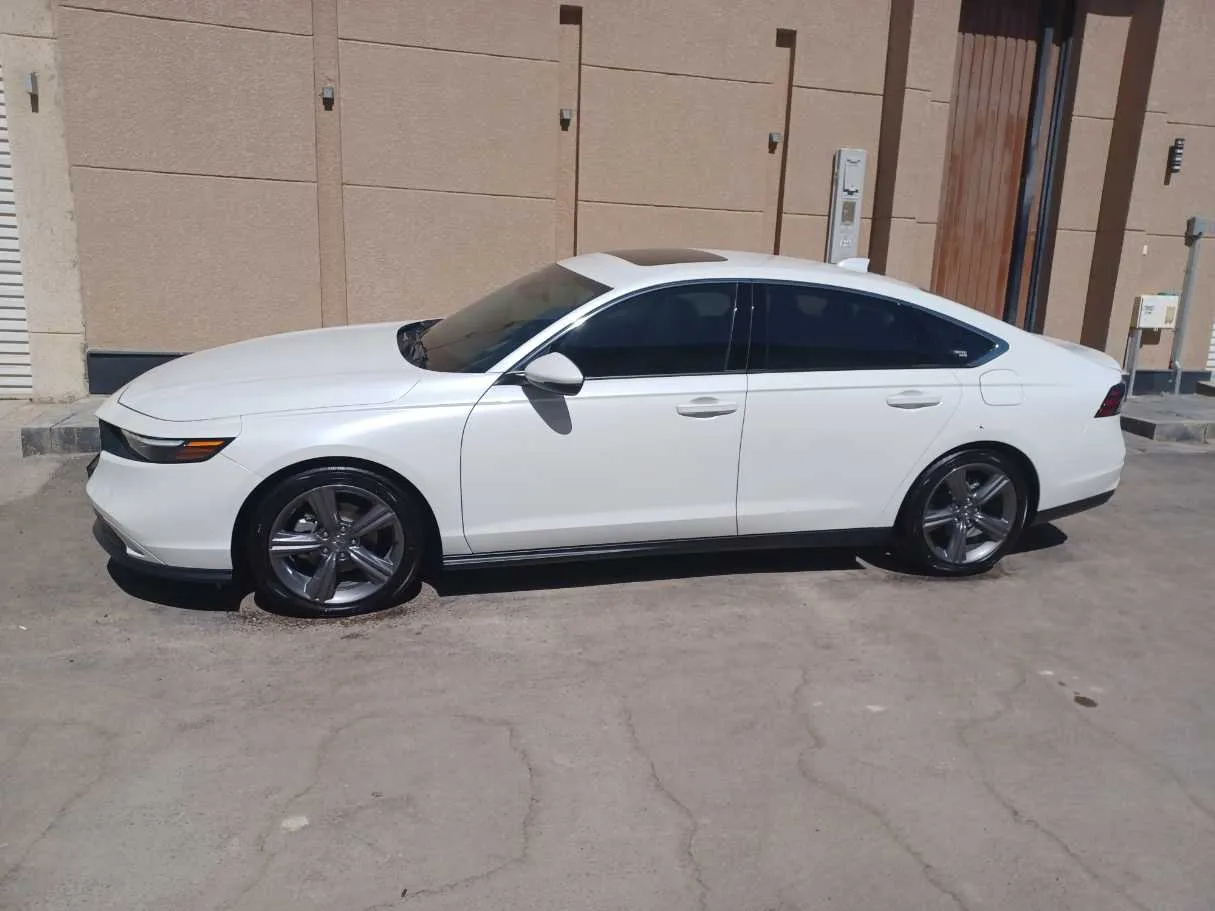Car image 8