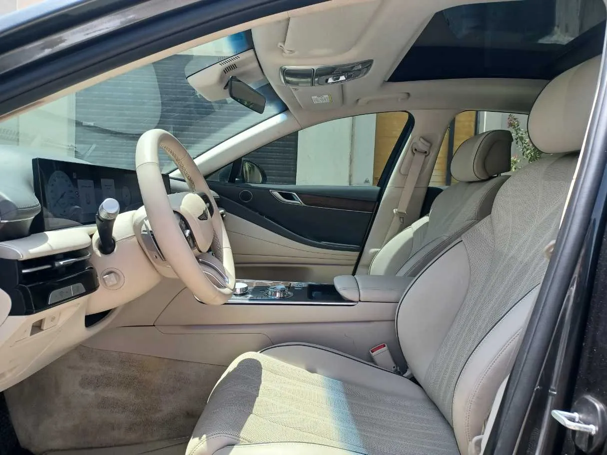 Car image 12