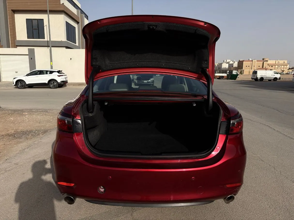 Car image 25