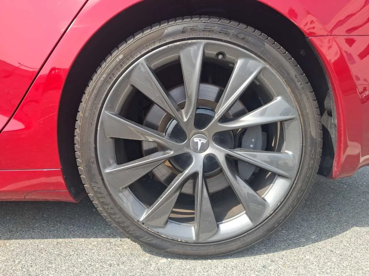 Car image 9