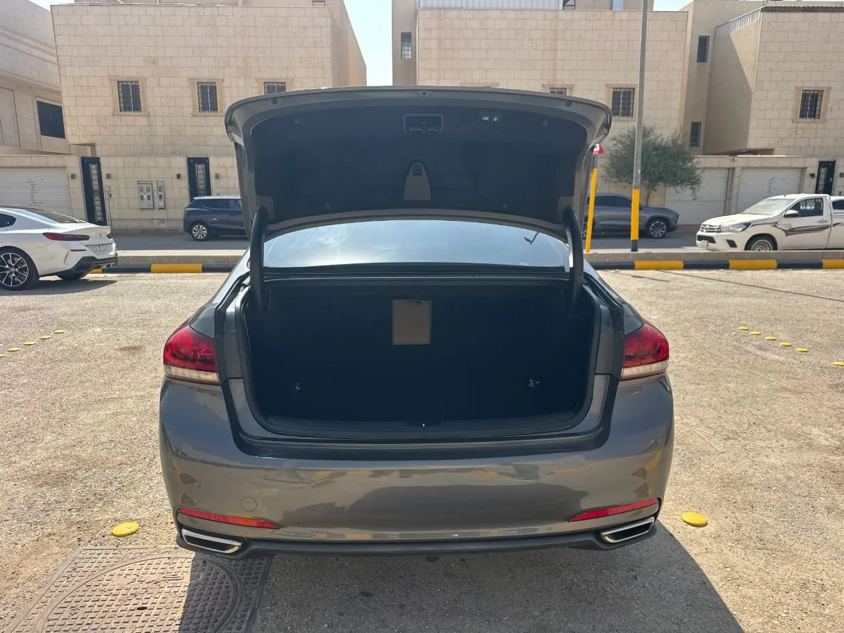 Car image 19