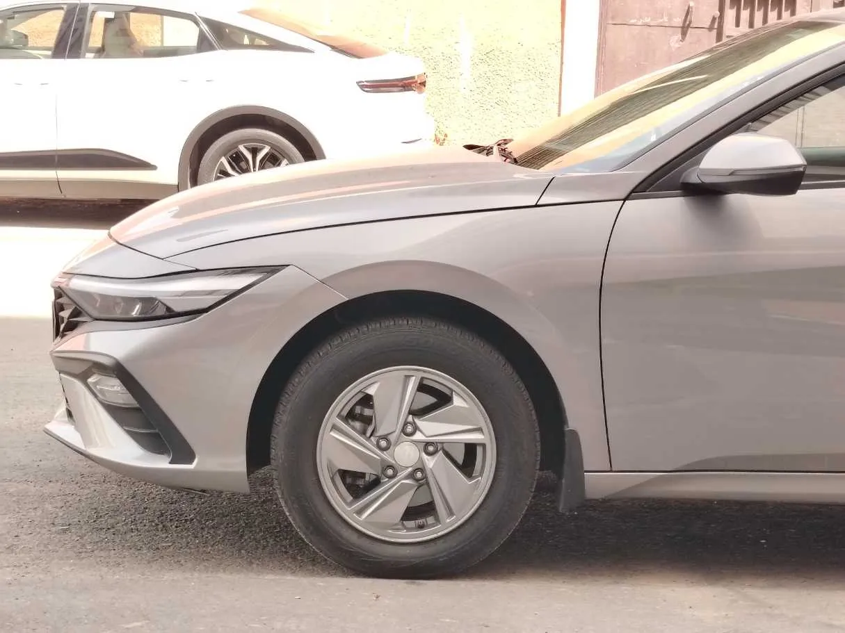 Car image 9