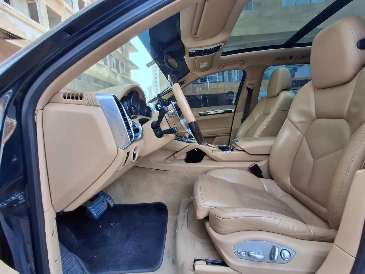 Car image 12
