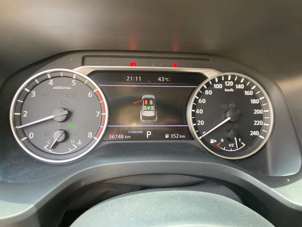 Car image 19
