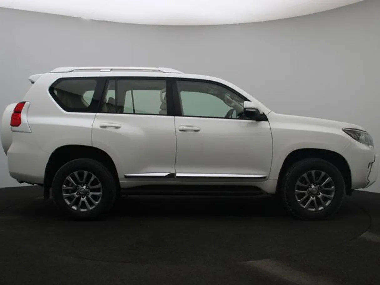 Car image 13