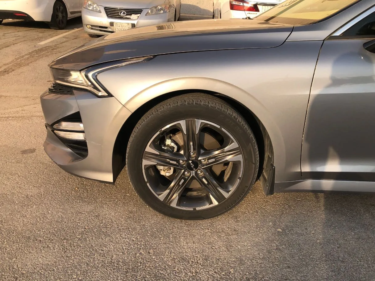 Car image 9