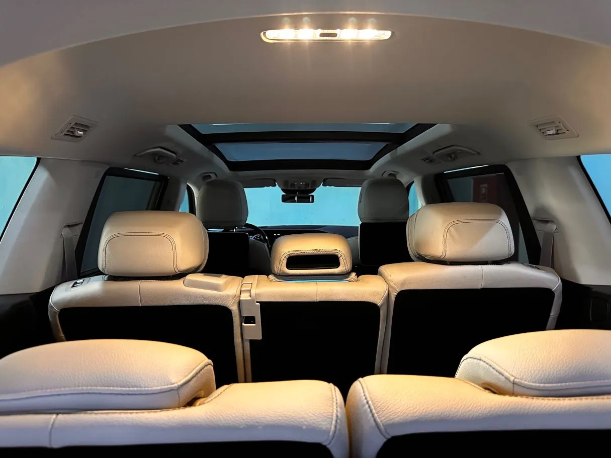 Car image 27