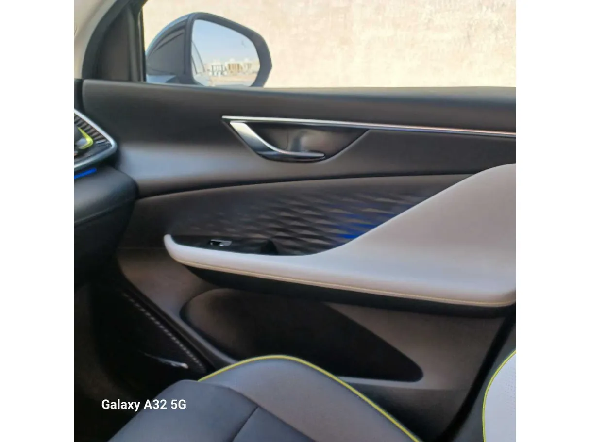 Car image 27