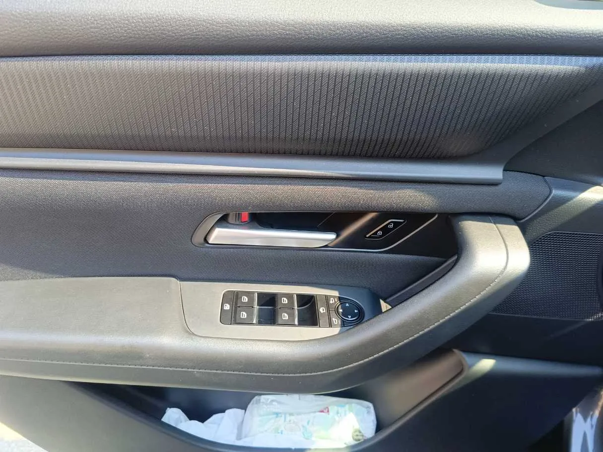 Car image 27