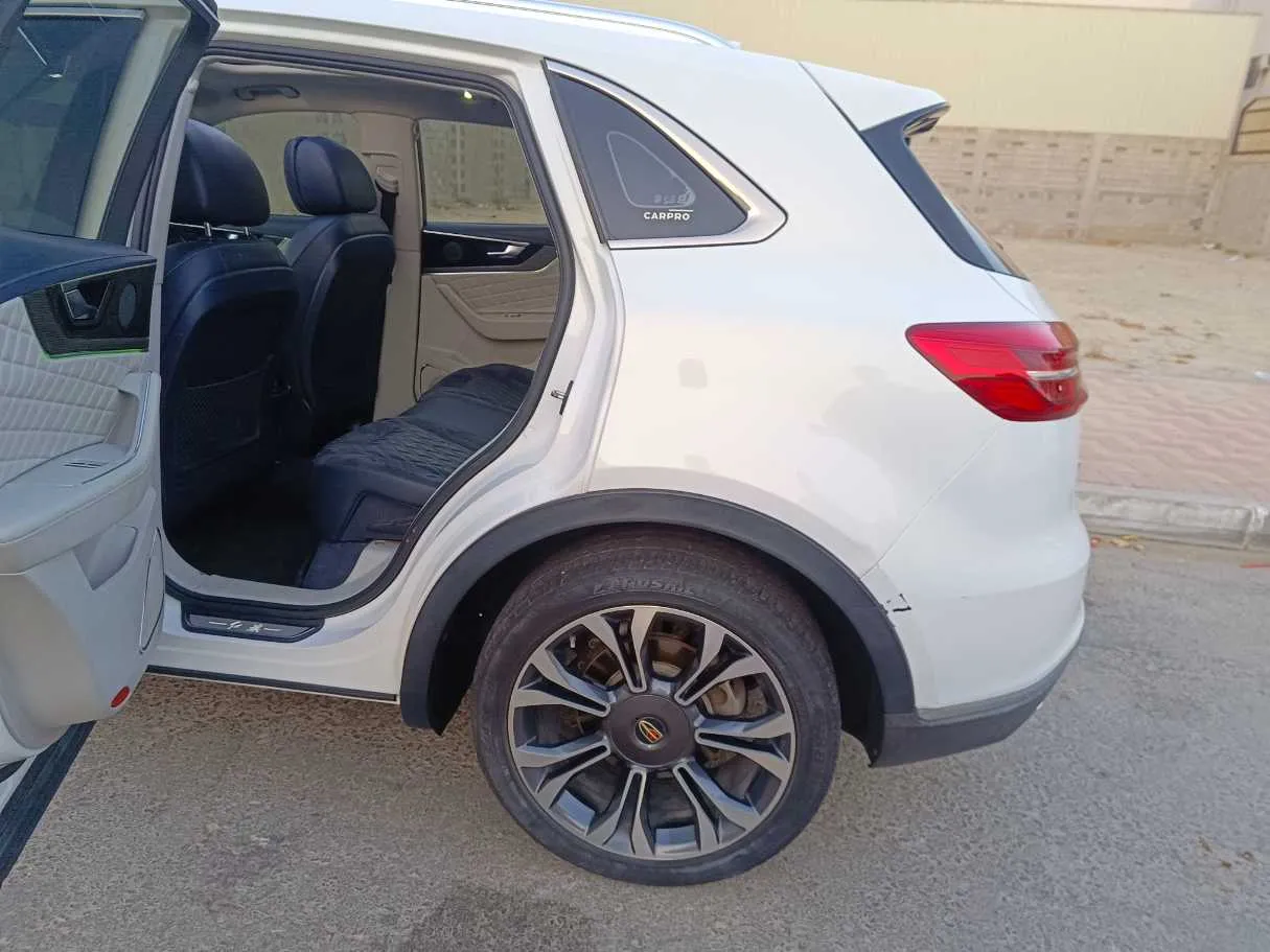 Car image 16