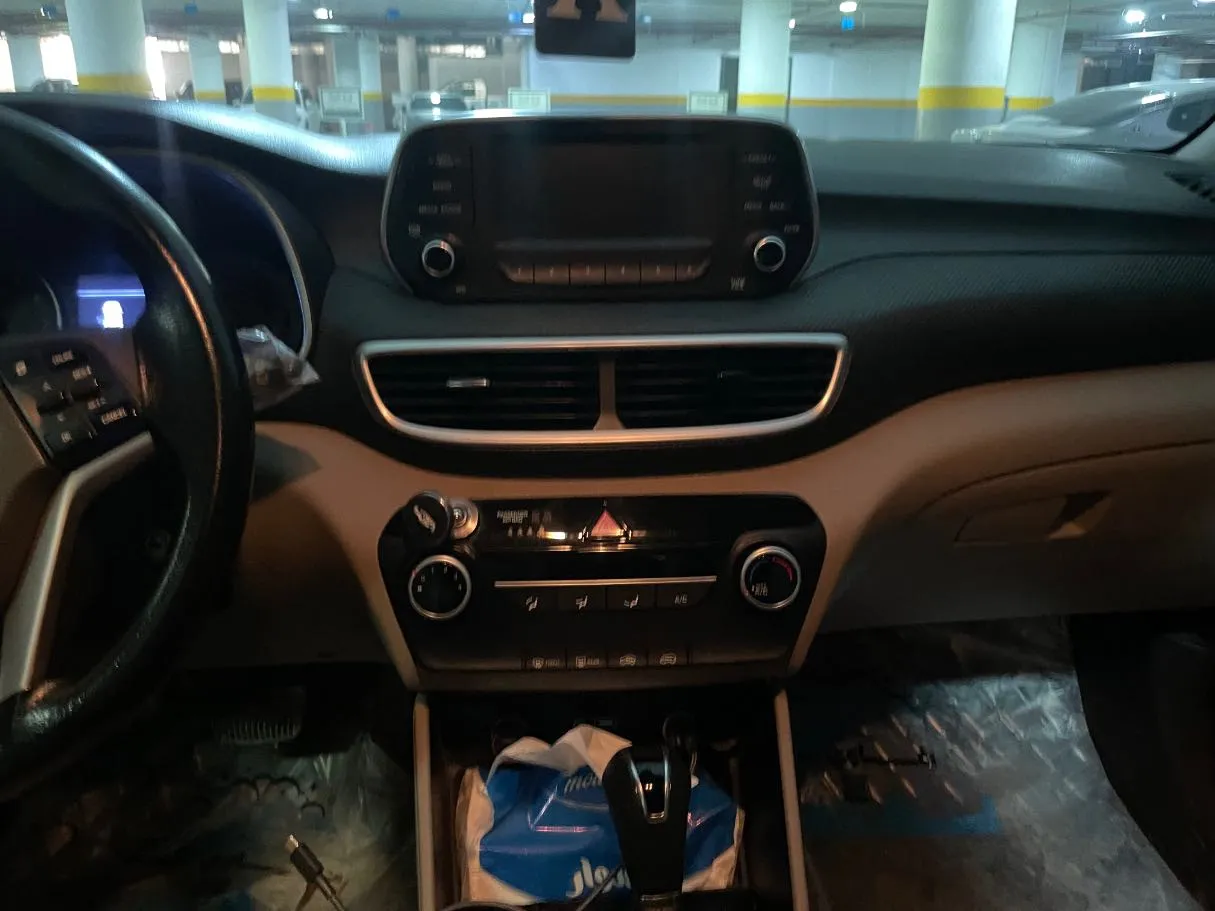 Car image 19