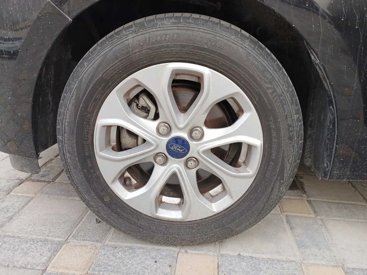 Car image 9