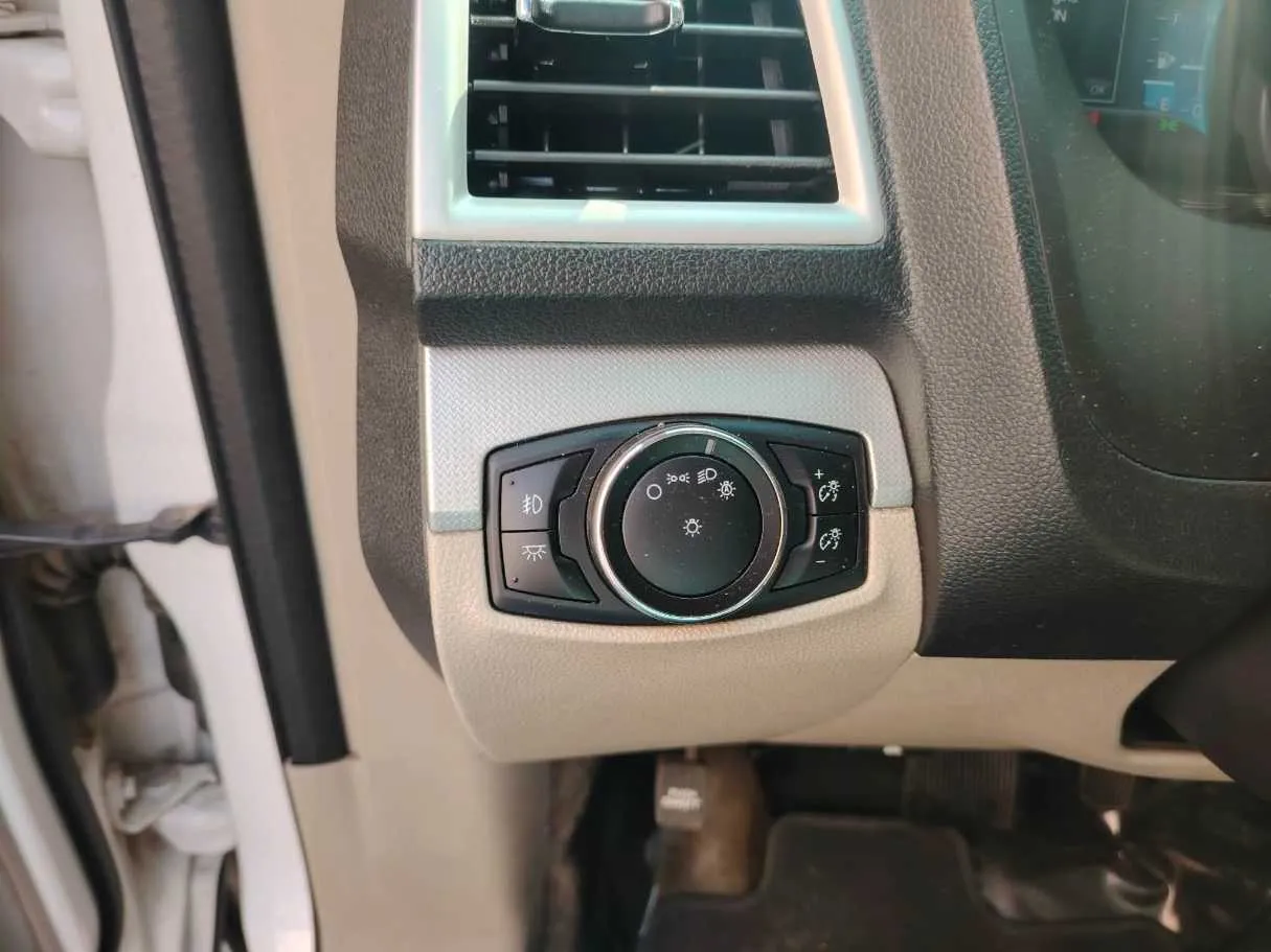 Car image 32