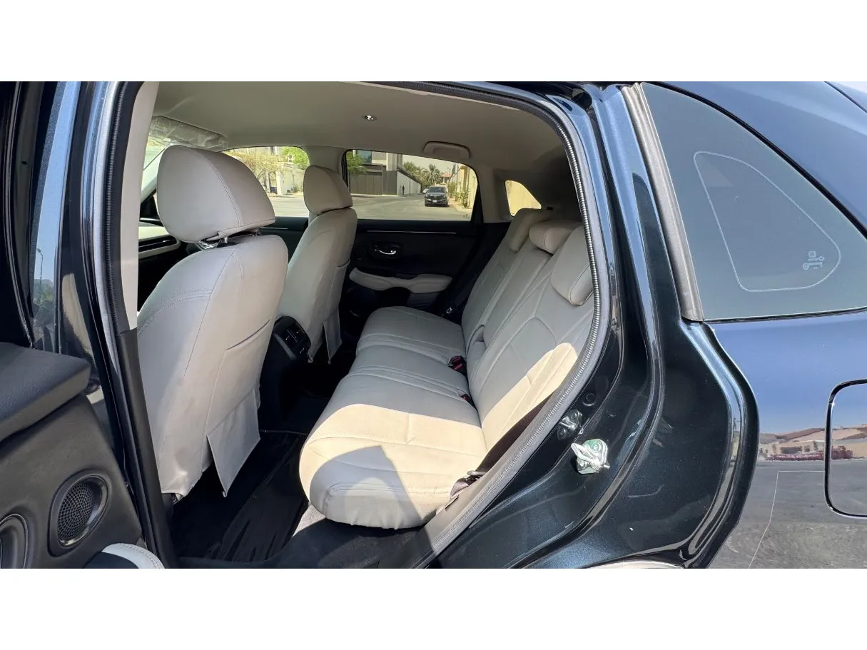 Car image 13