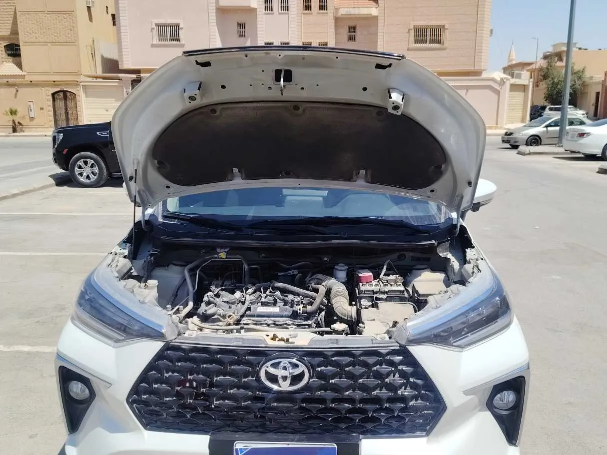Car image 30