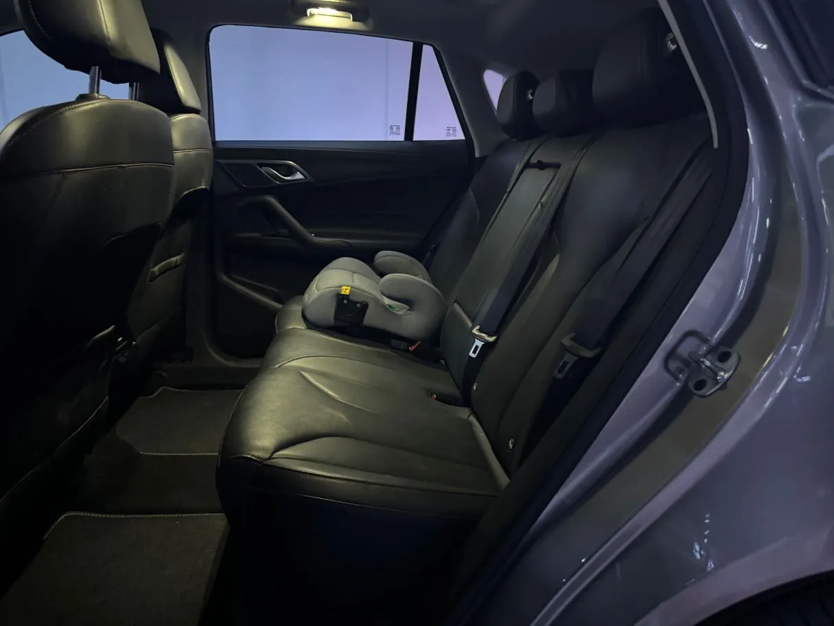 Car image 13