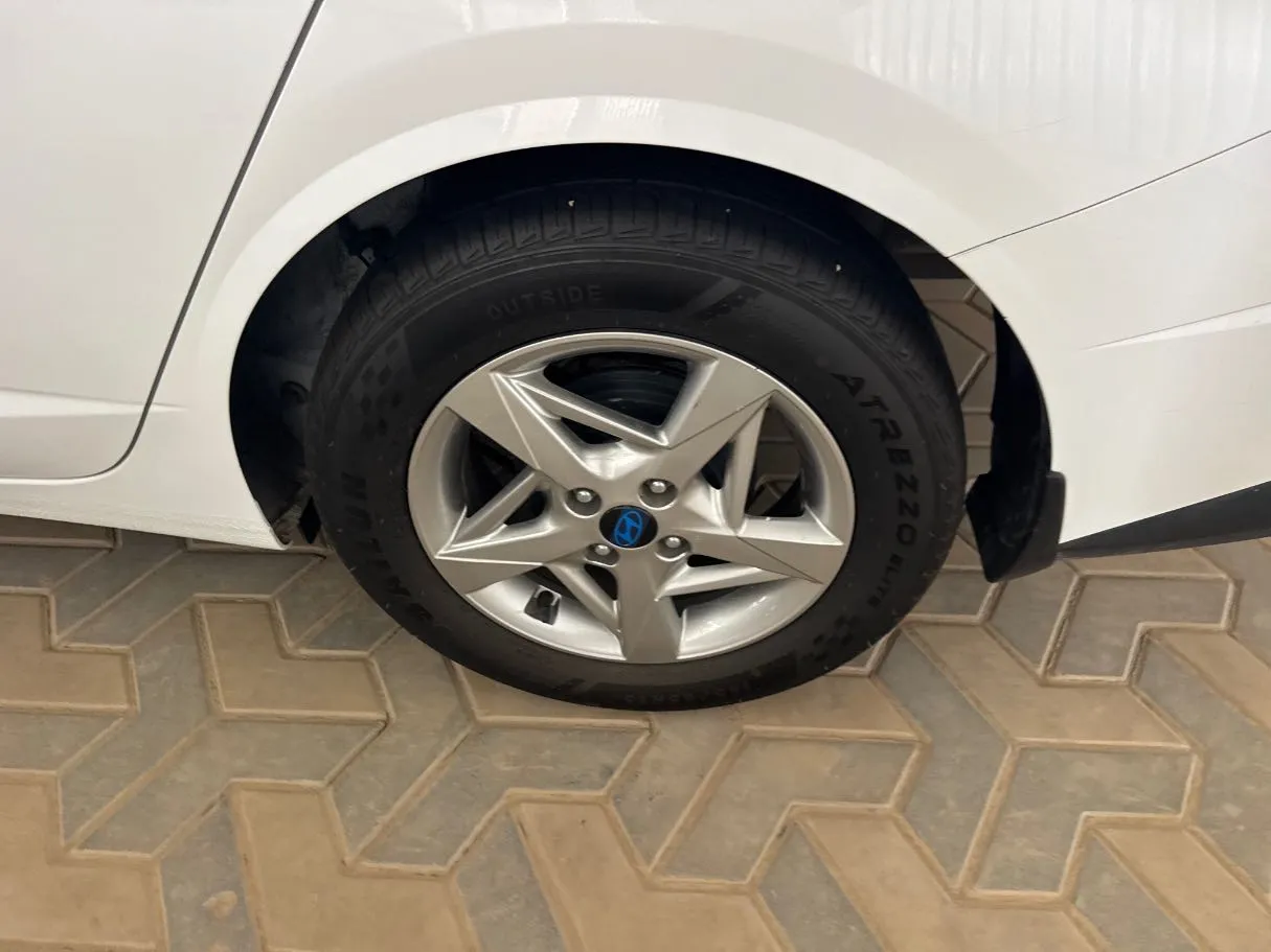 Car image 8