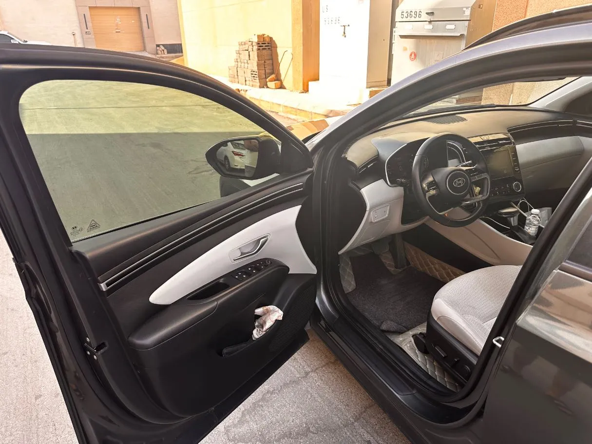Car image 11