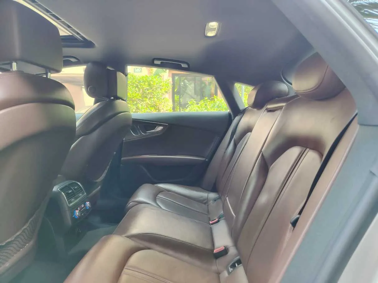 Car image 19