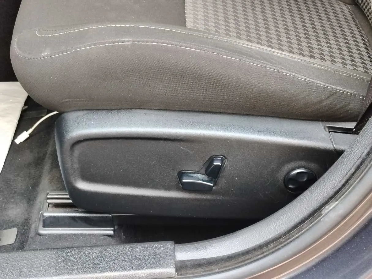 Car image 26