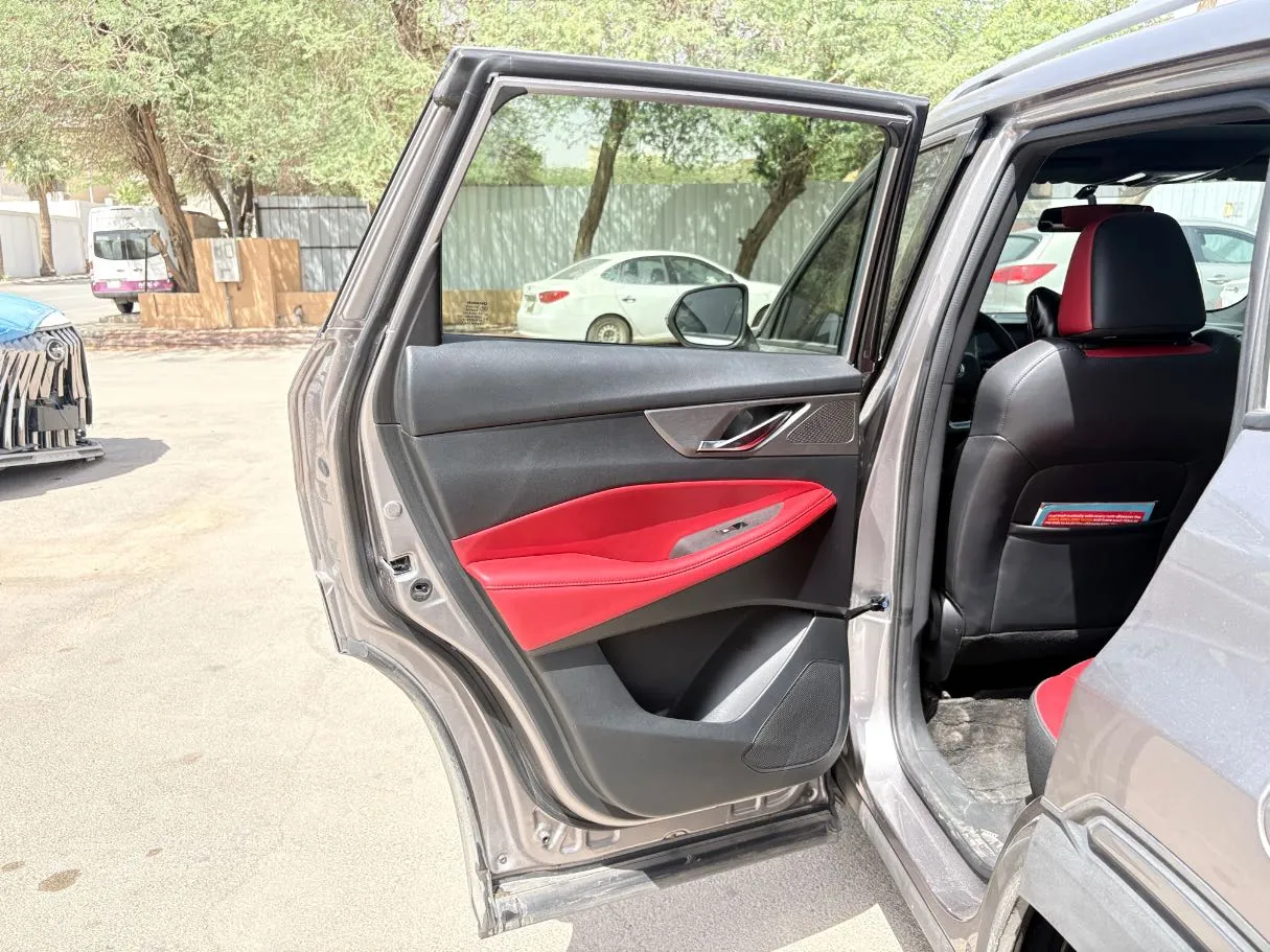 Car image 14