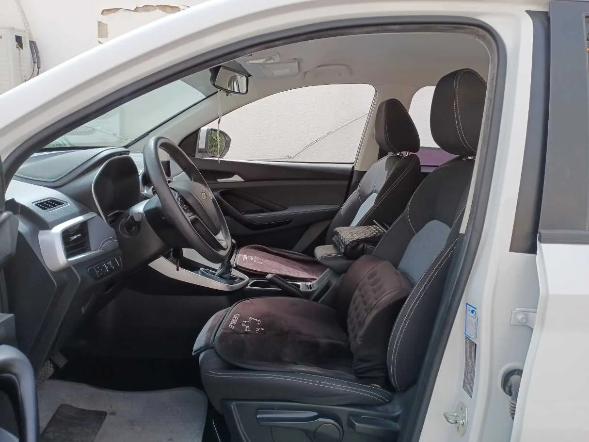 Car image 12