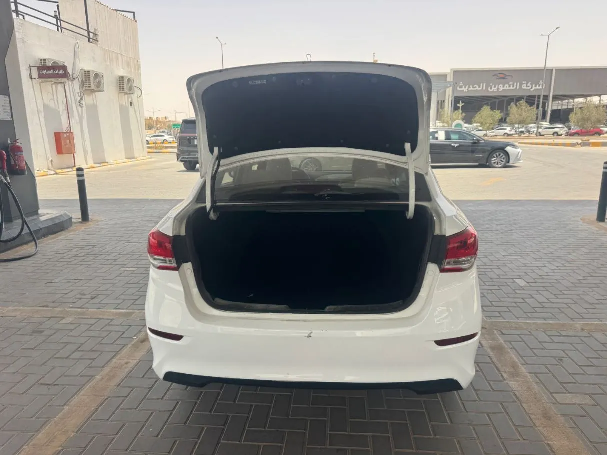 Car image 19