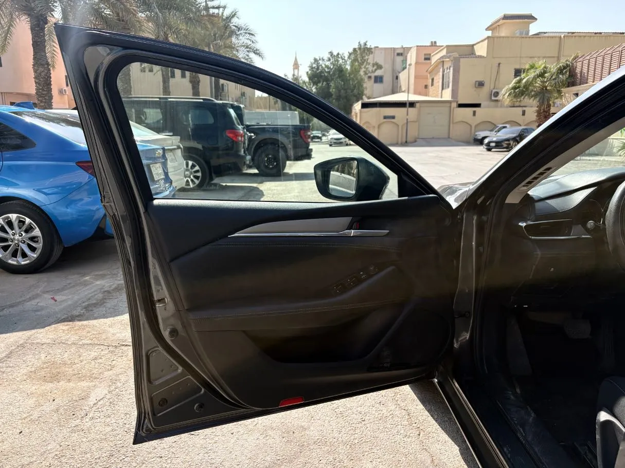 Car image 10