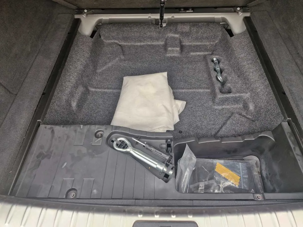 Car image 24
