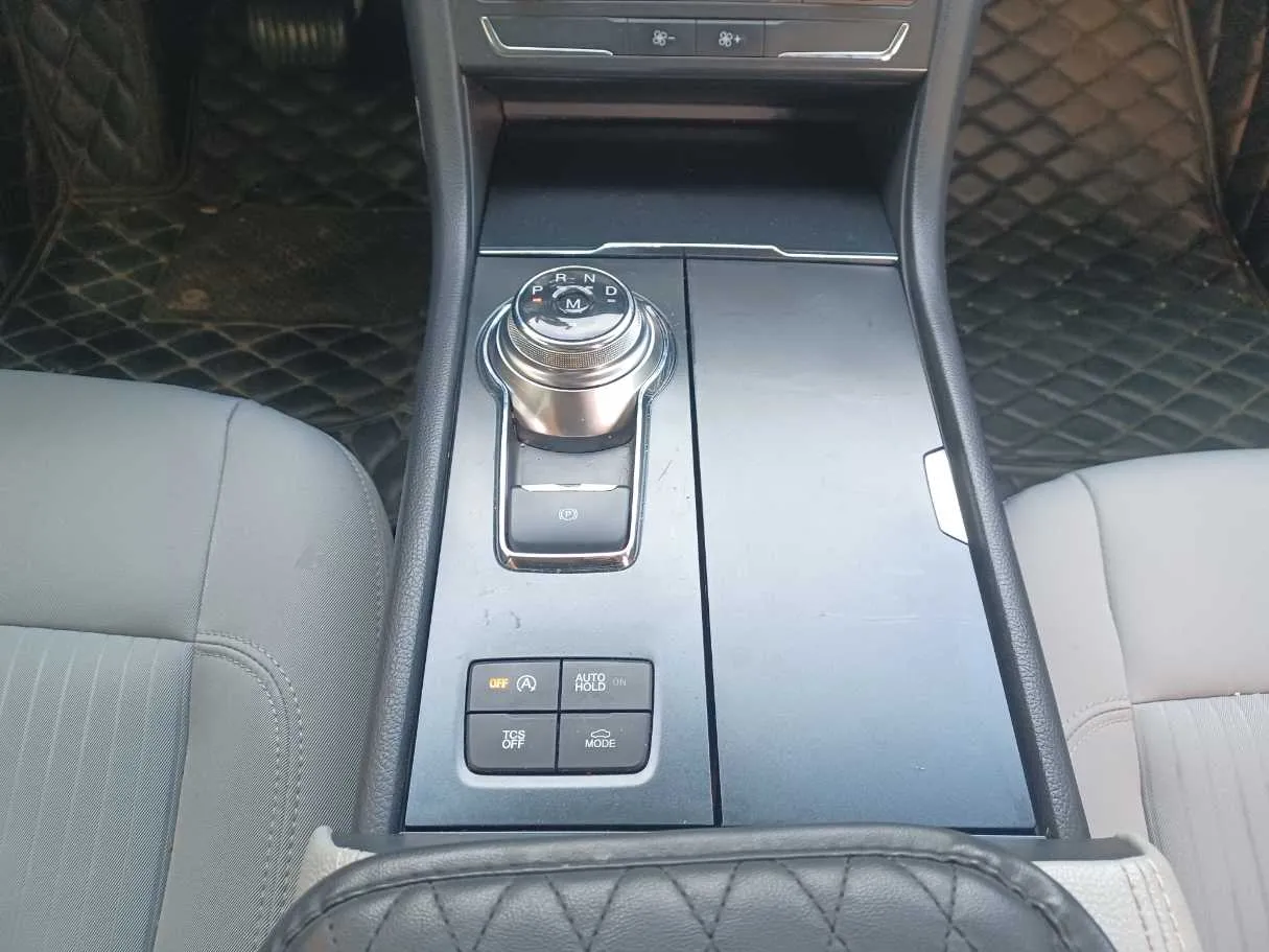 Car image 14