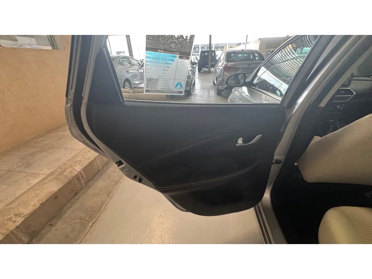 Car image 12