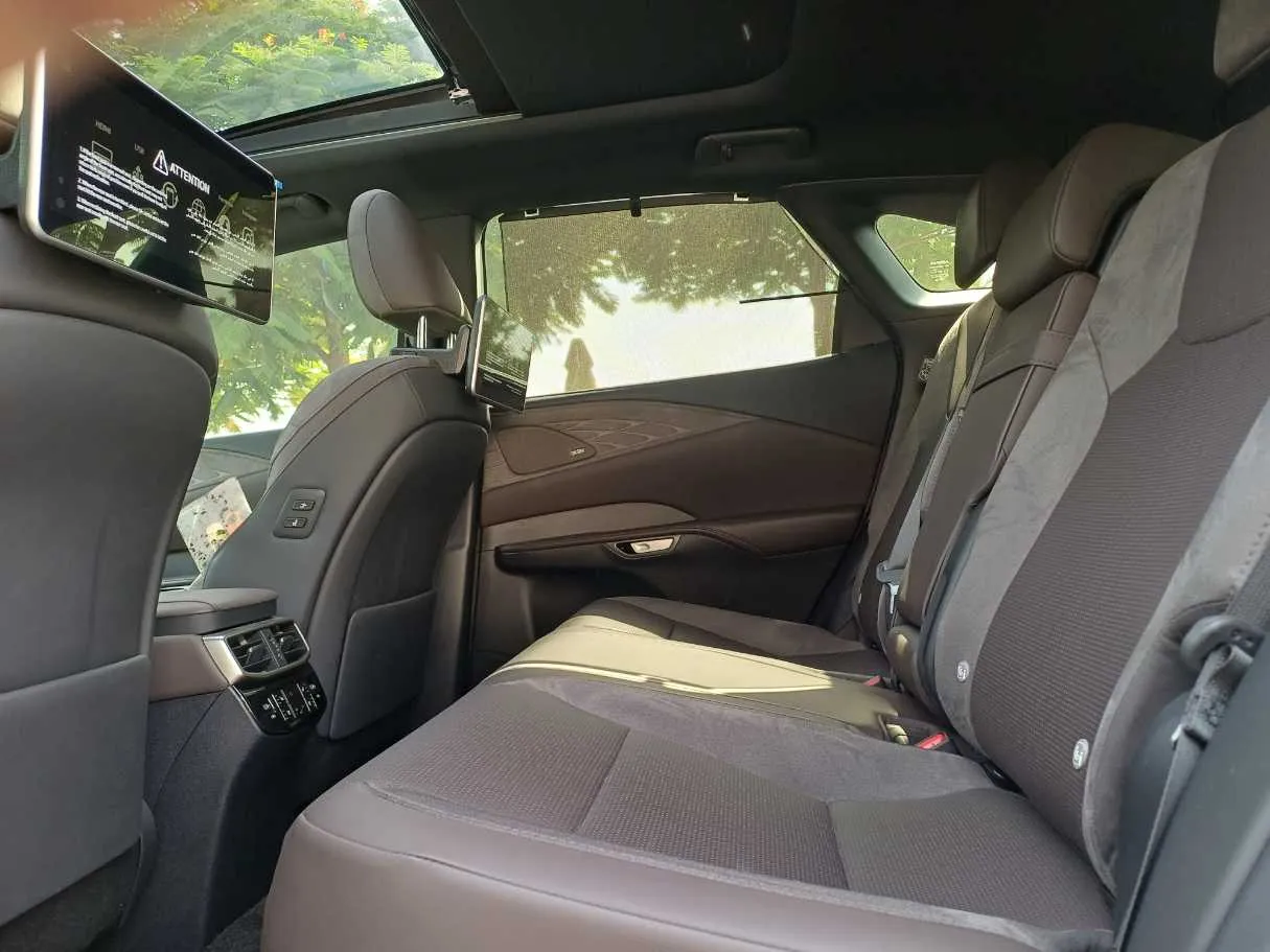 Car image 13